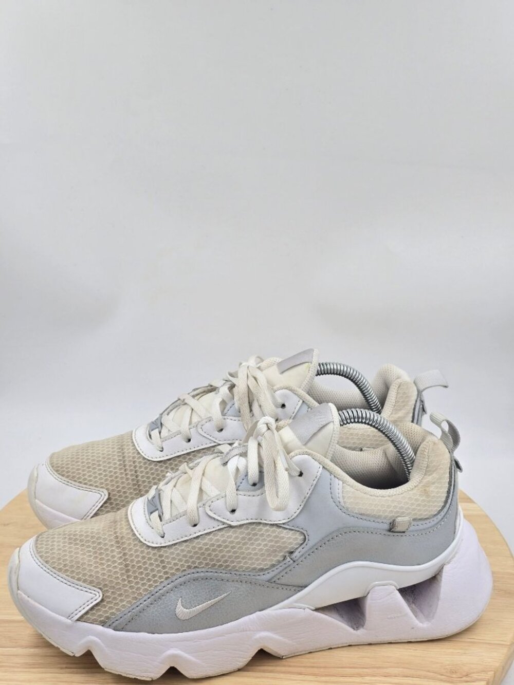 Nike Ryz 365 2 Sneaker White Metallic Platinum Womens sz 10.5 Activewear Running - Picture 2 of 8